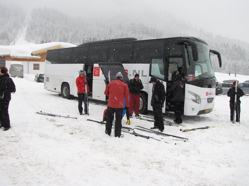krasbus bij balderschwang.jpg - De laatste dag van de wintersport brengen we door in Duitsland. De bus brengt ons naar Balderschwang waar het volop sneeuwt.